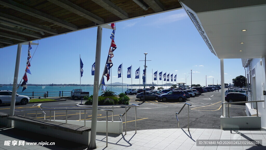 海滨停车场与远处海景