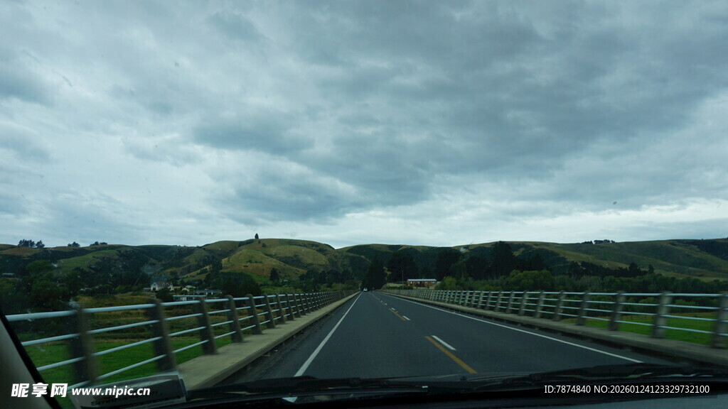 公路风景 天空与田野相伴