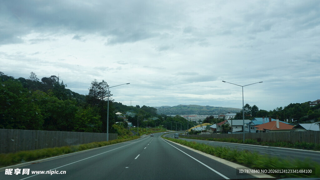 公路风景 远山与天空交织