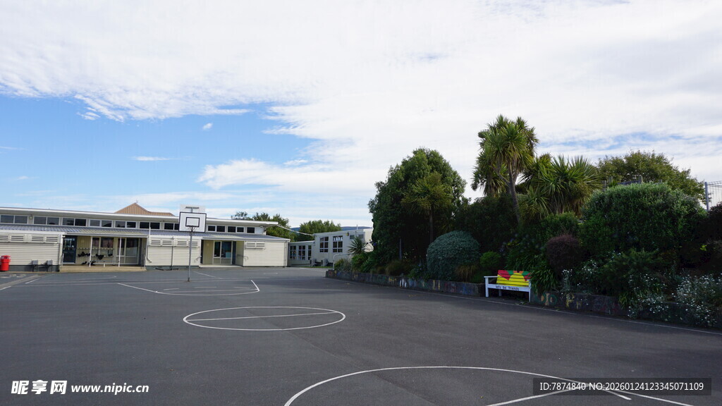 空旷停车场与远处建筑