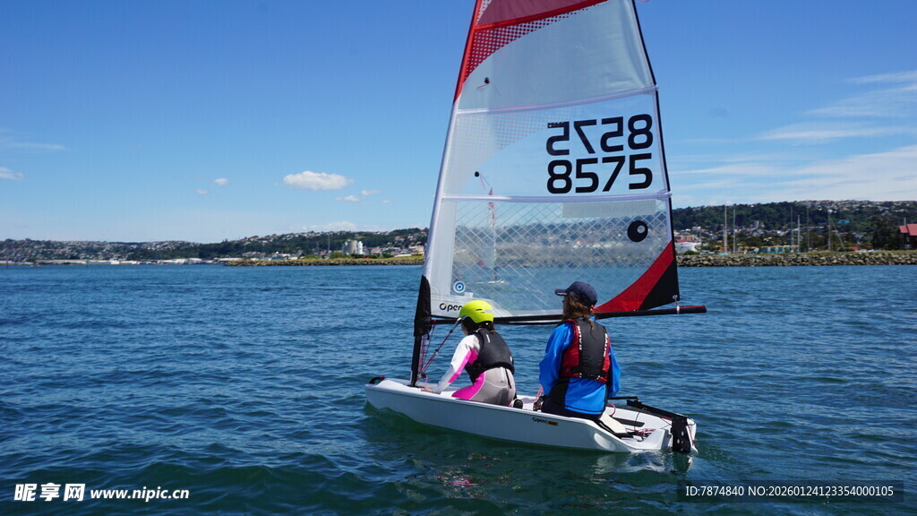 海上双人帆板运动瞬间