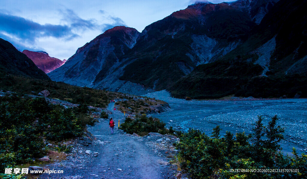山间河畔徒步美景