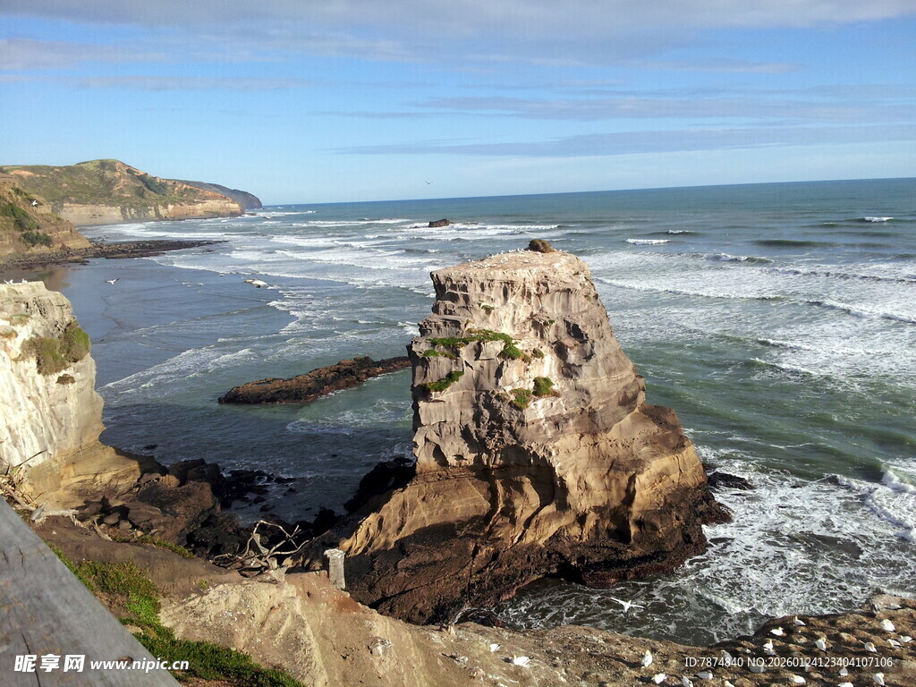 海岸边的奇特岩石景观