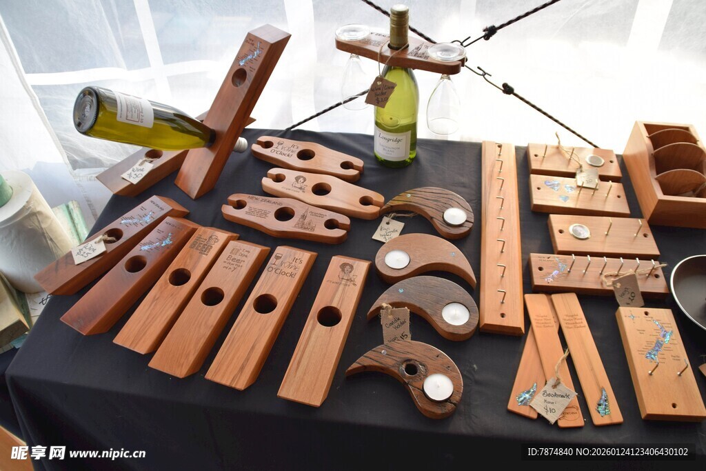 多样木制工艺品展示