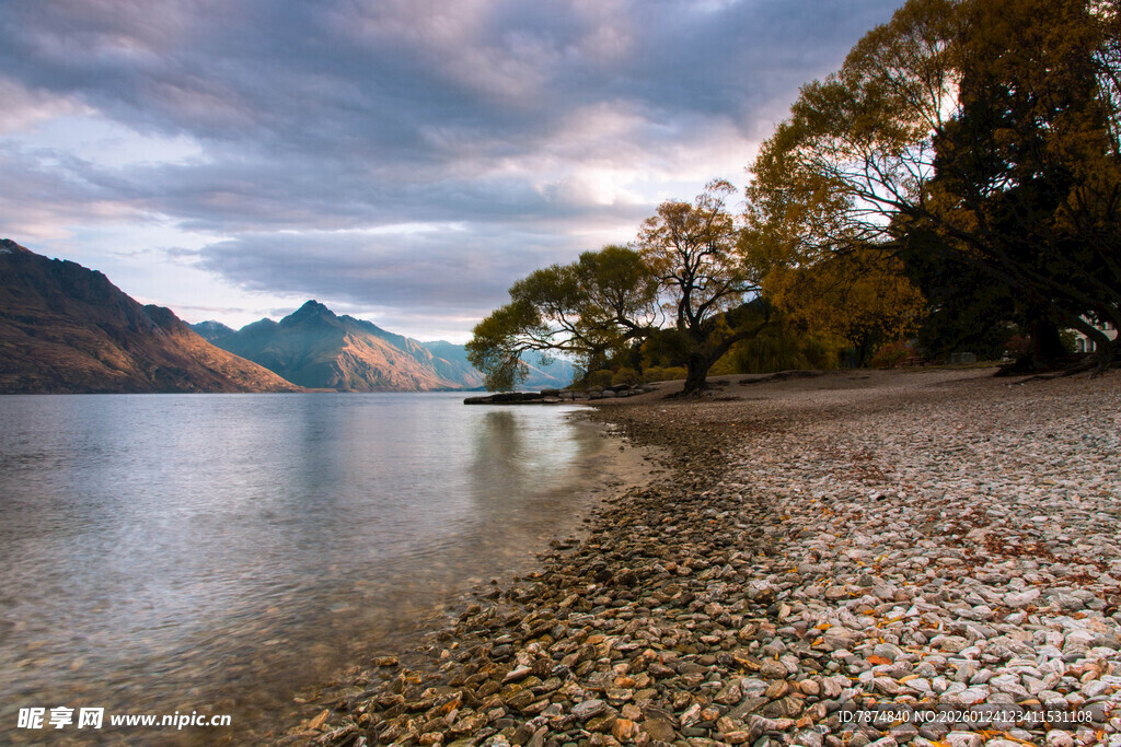 湖畔秋景 宁静山水风光