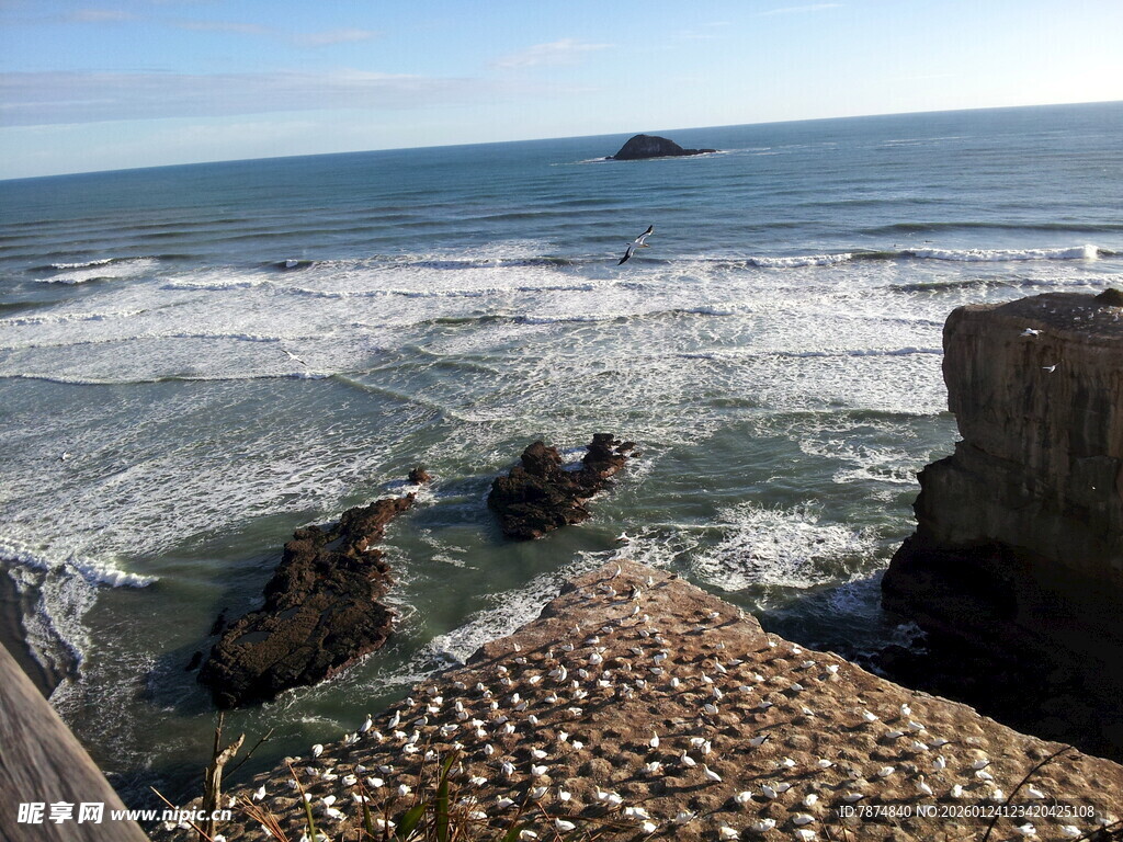 海边礁石与波浪景观