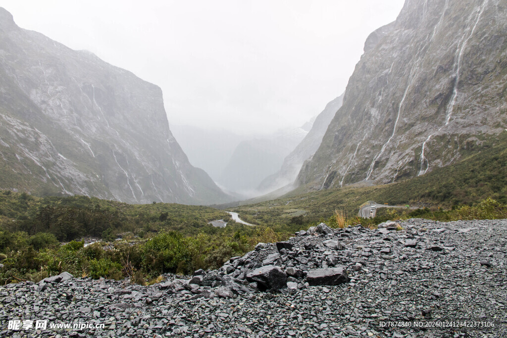 山间碎石路的壮美自然景