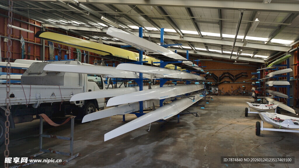 工厂内的多样长形物件陈列