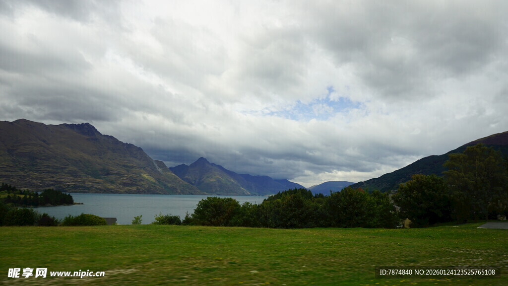 湖畔山峦间的多云景致