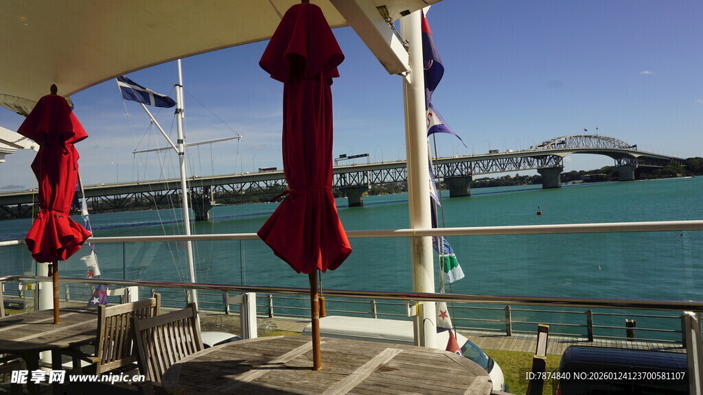 海滨遮阳伞下的惬意景致