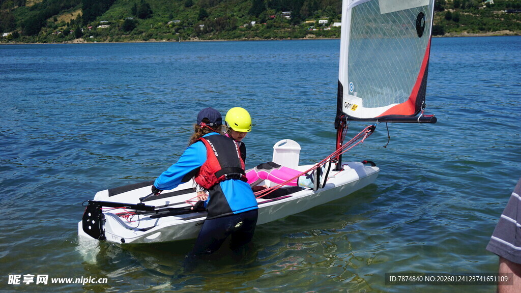 两人乘帆船于碧波之上
