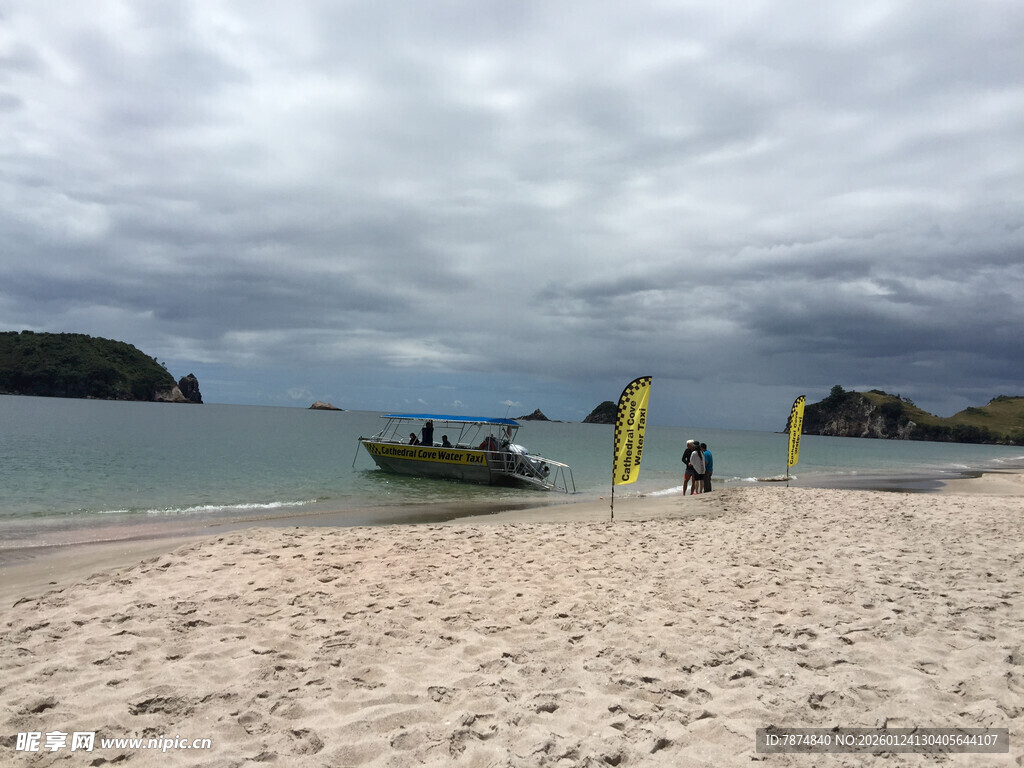 海滩上的船只与游人