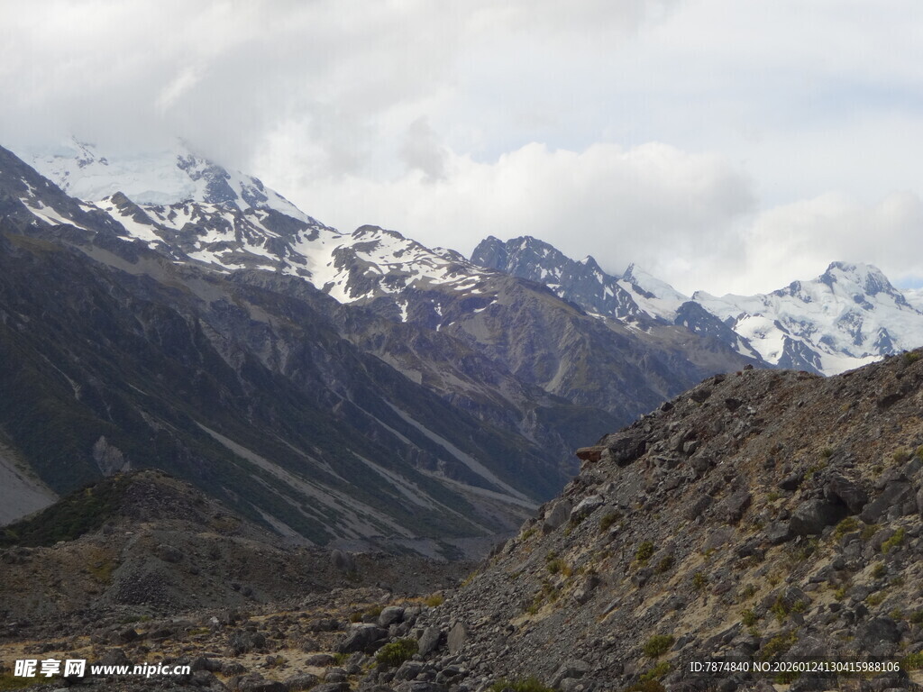 雪山环绕的壮丽山地景观