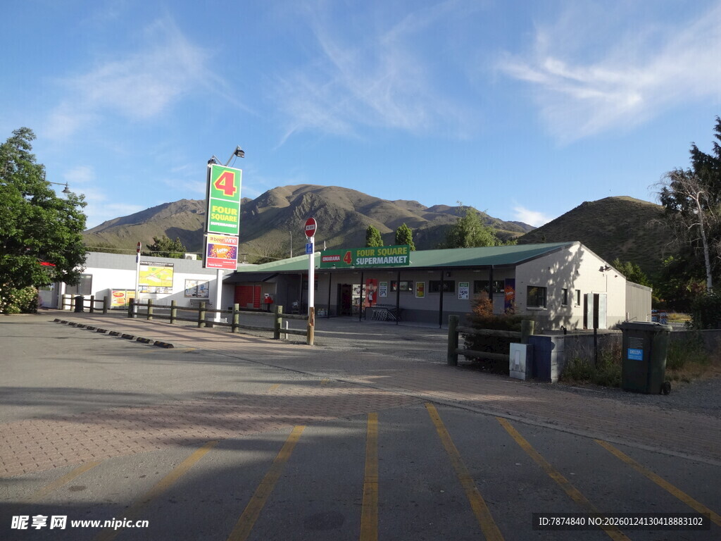 小镇街道与彩色建筑景观