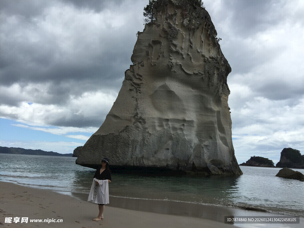 海滩上的人及奇特岩石