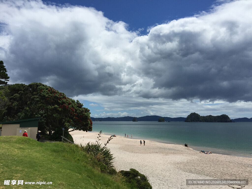 美丽海滩边的自然风光