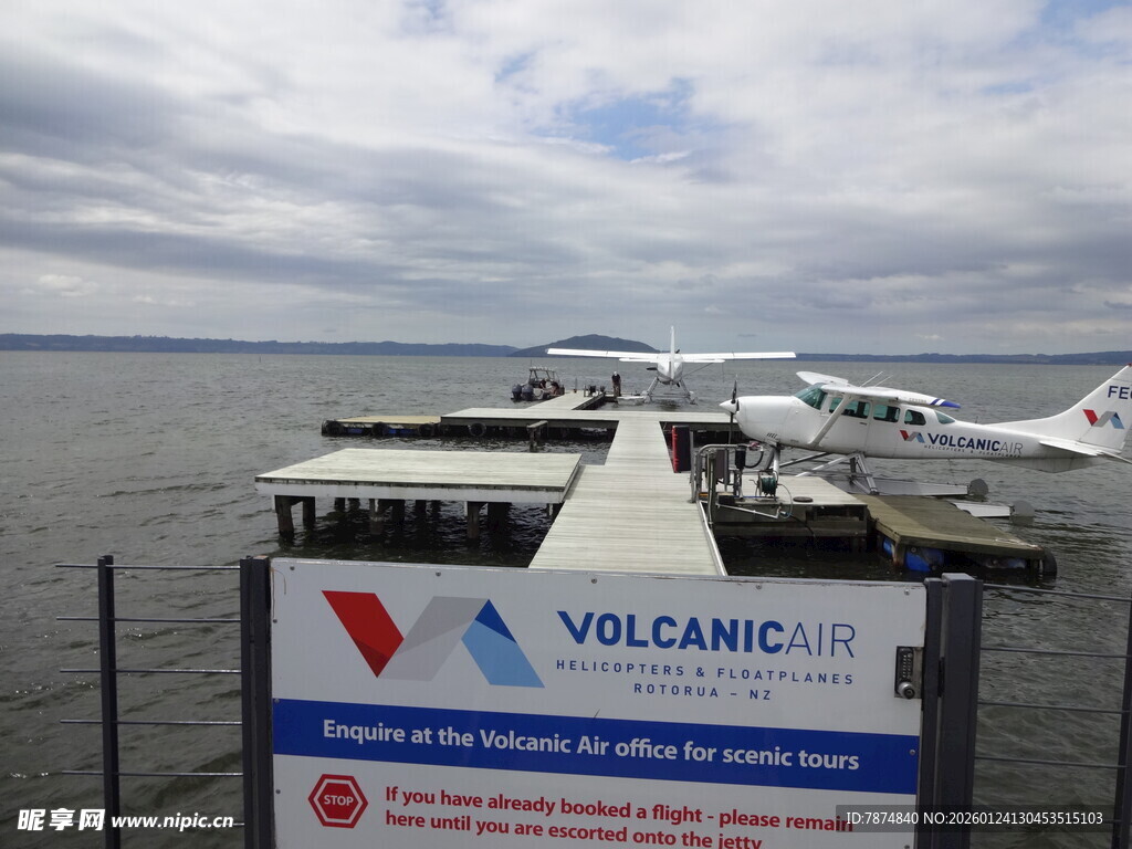 机场码头欢迎牌与水上飞机