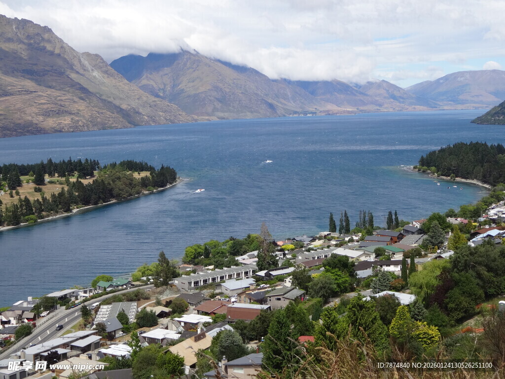 美丽湖畔小镇风光