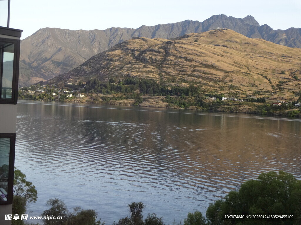 湖畔山景风光秀丽