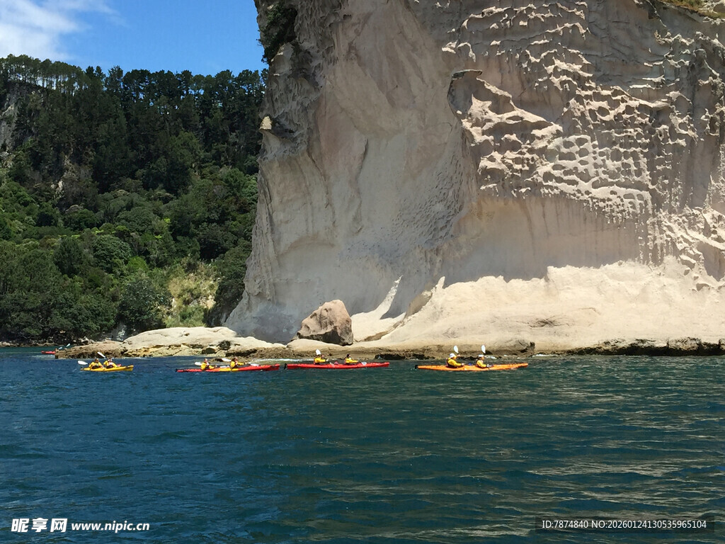 水上皮划艇近壮观白色崖壁