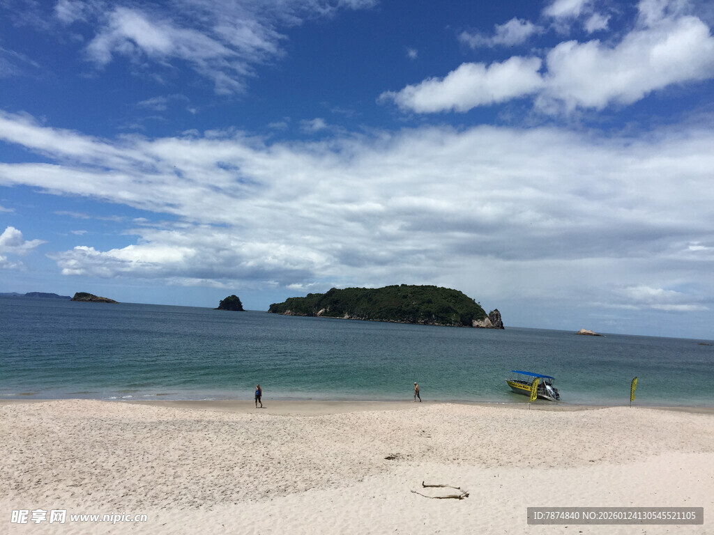 美丽海滩与远处岛屿风光