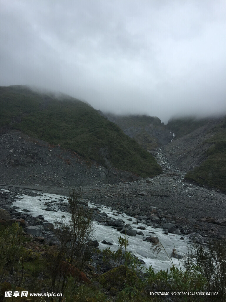 云雾缭绕的山间河谷景观