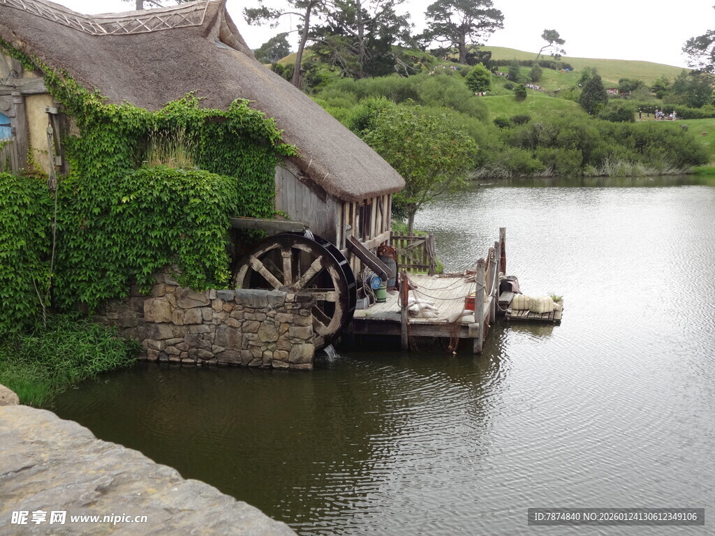 湖畔古朴水车小屋景观
