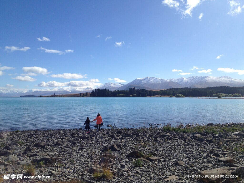 湖畔漫步的两人