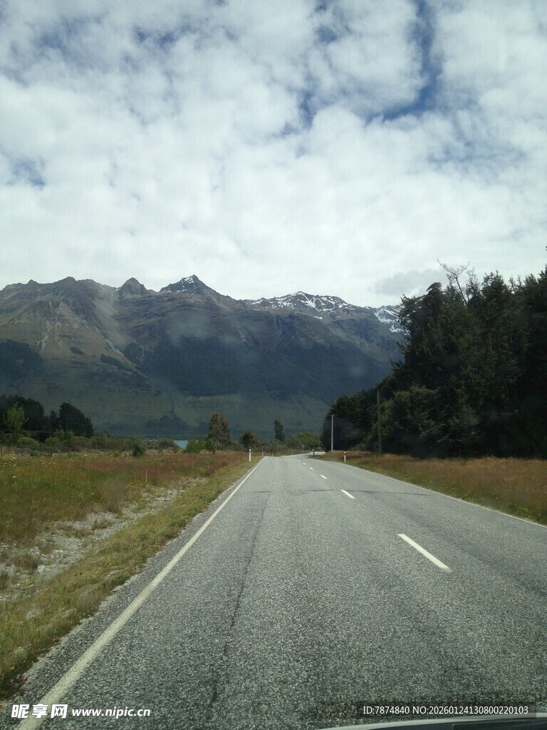 公路伸向远方的壮美风景