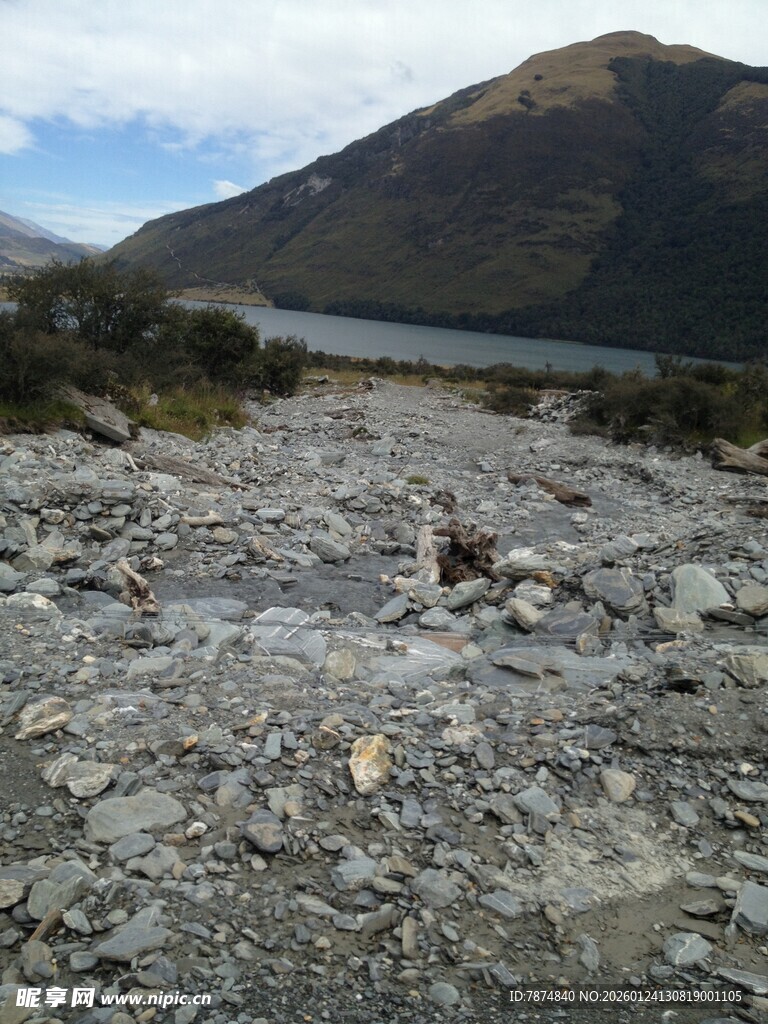 山间碎石地与远处山水景