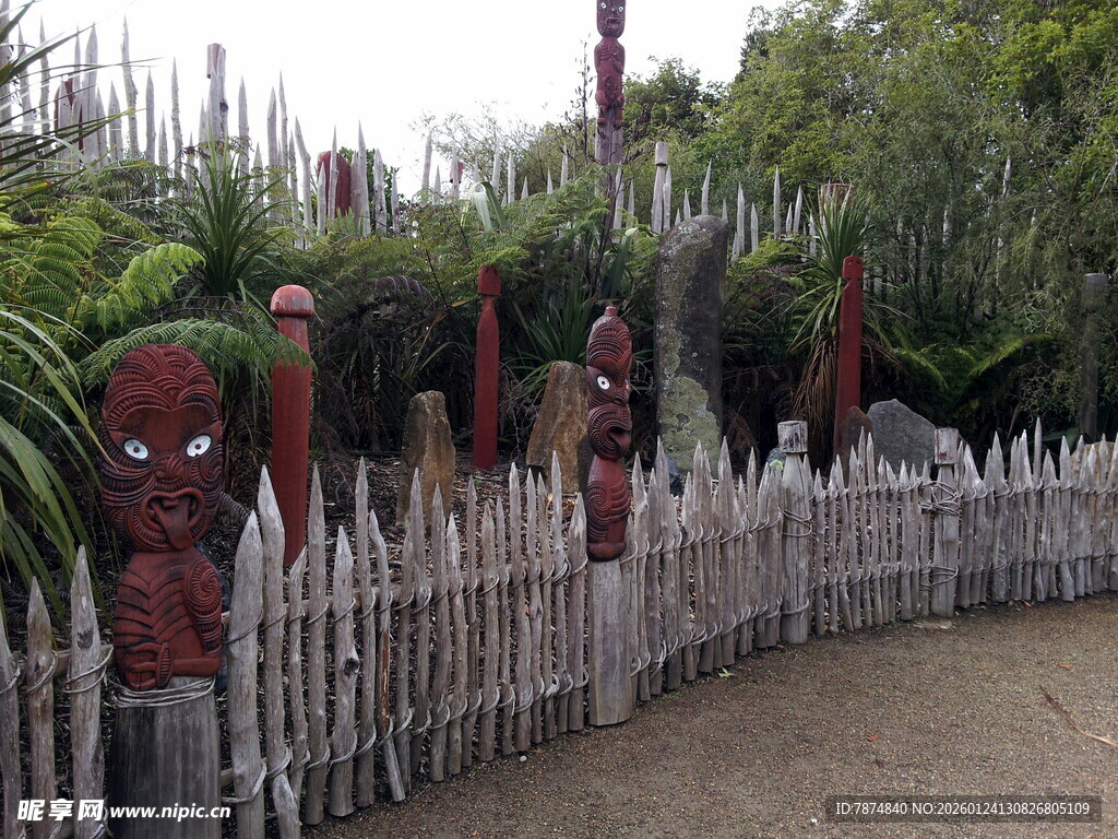 毛利风格图腾立于围栏旁