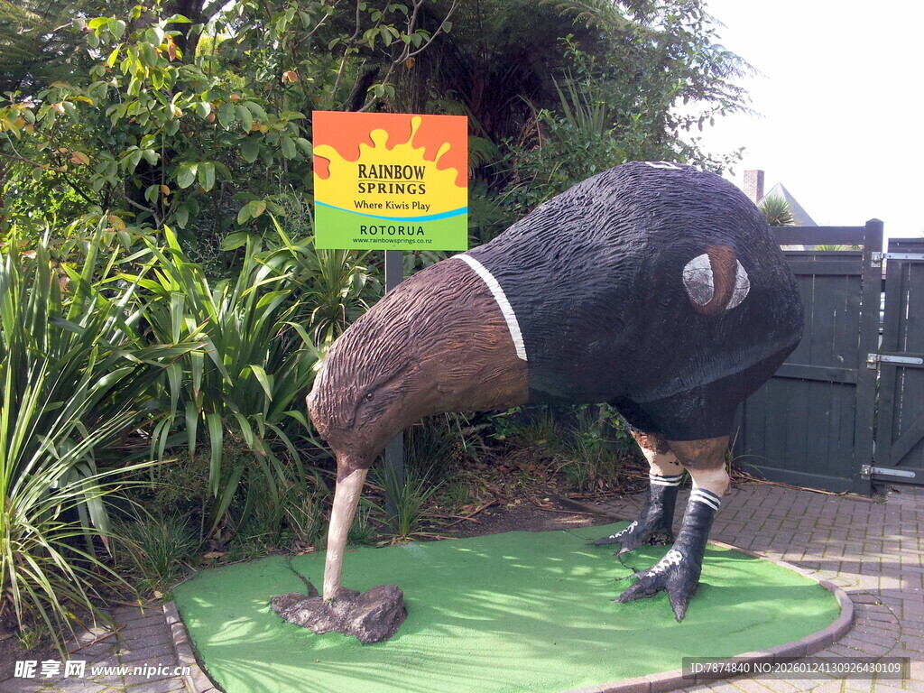 奇异鸟雕塑于迷你高尔夫场