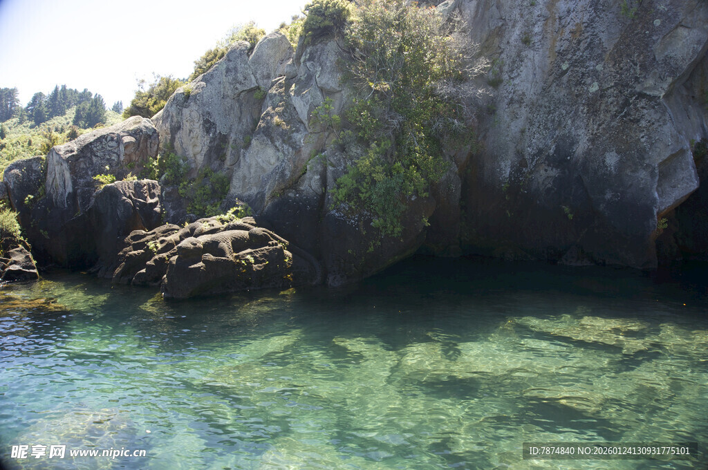 清澈水下洞穴景观