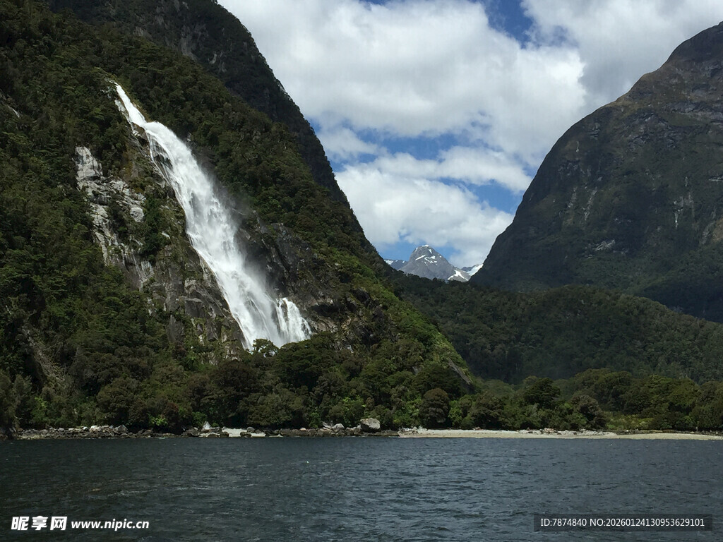 壮美峡湾瀑布景观