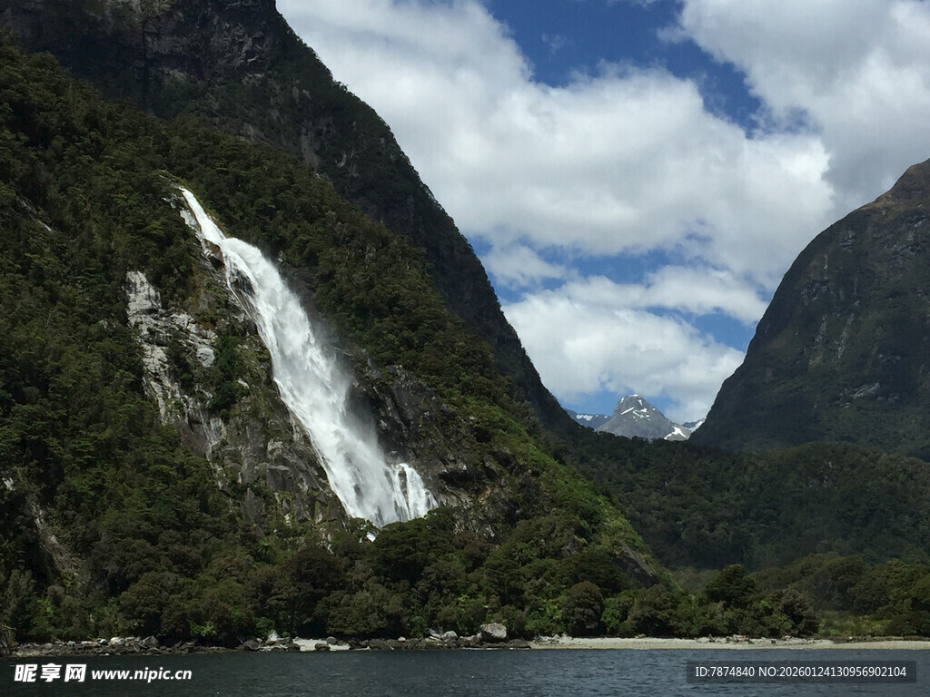 壮丽山间瀑布与碧水景观
