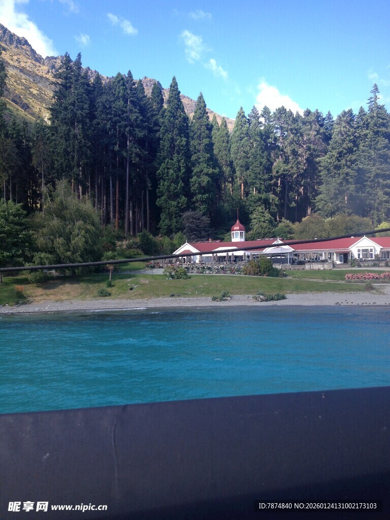 湖畔美景 山林环绕的宁静地