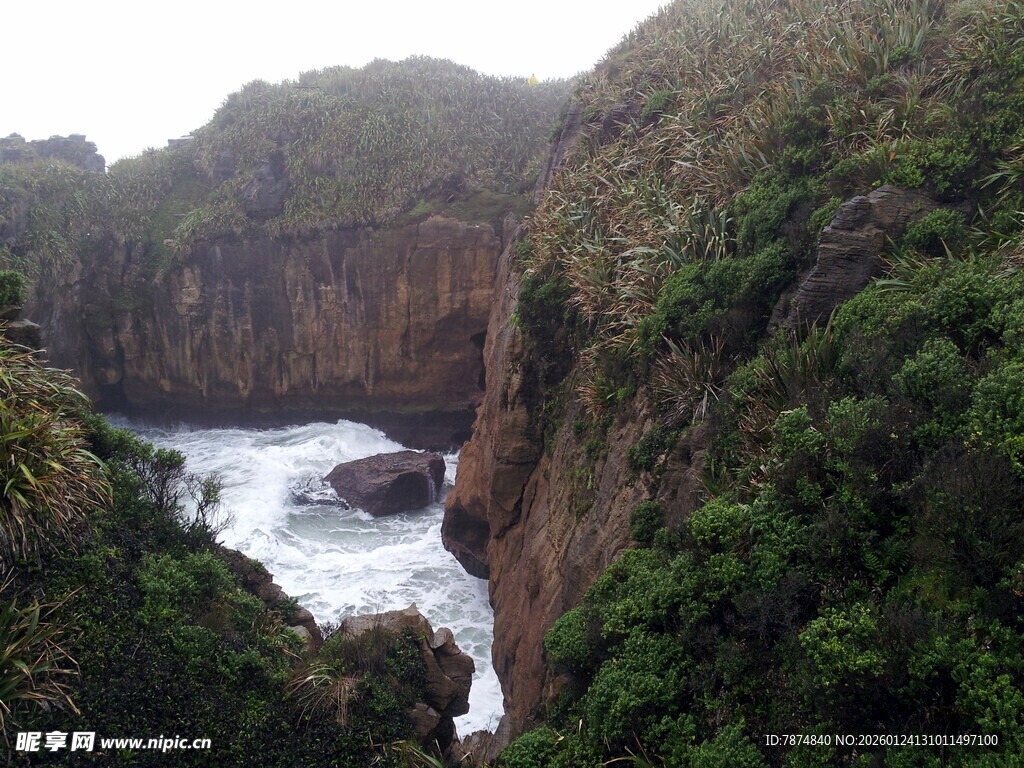 海岸边的嶙峋峭壁与绿植