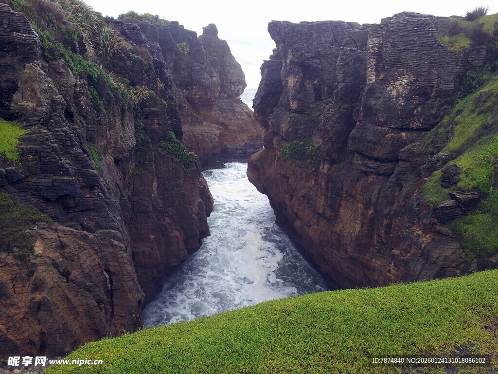 峡谷间湍急河流与绿草地