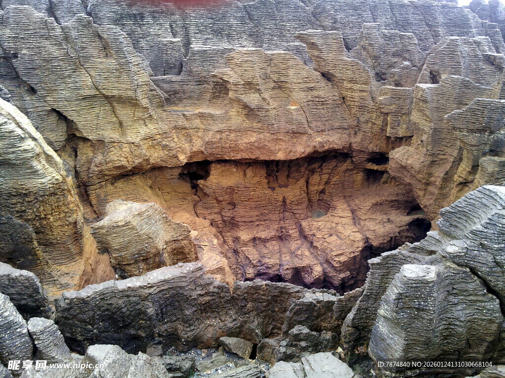 奇特岩石洞穴景观