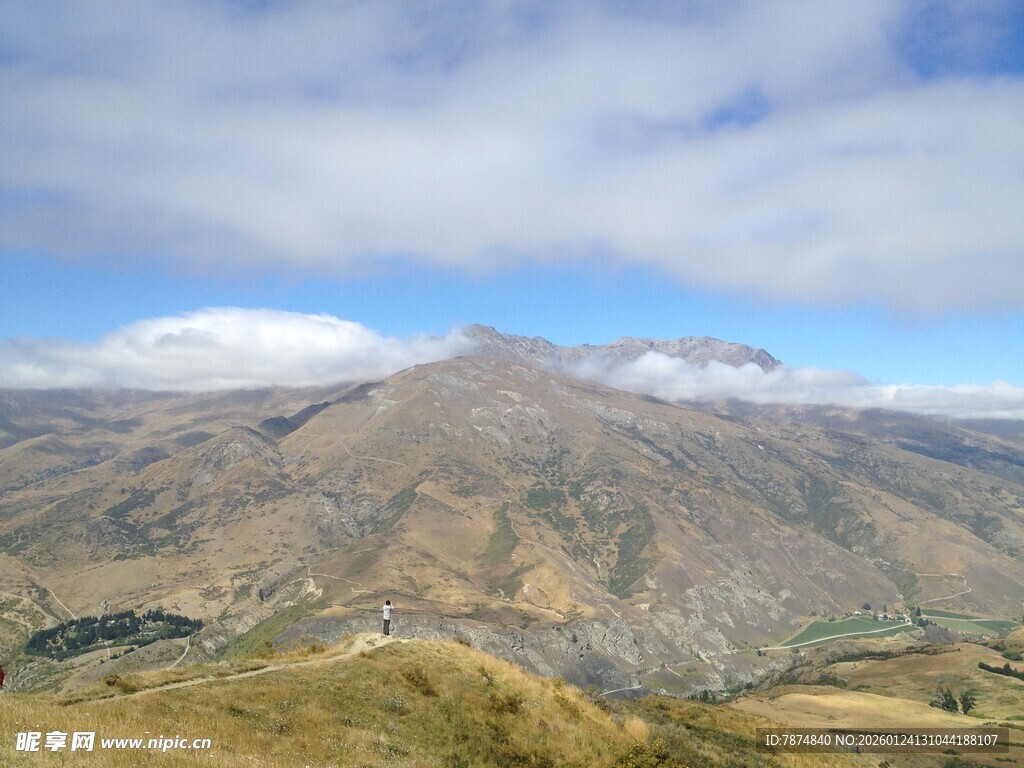 壮丽山景 云端下的巍峨山峦
