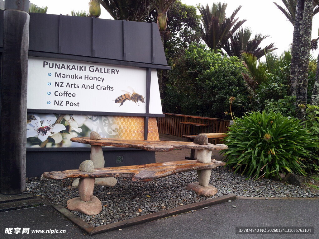 户外木质长椅与指示牌