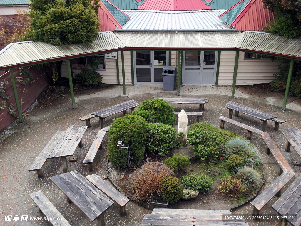 庭院中的木质长椅与绿植