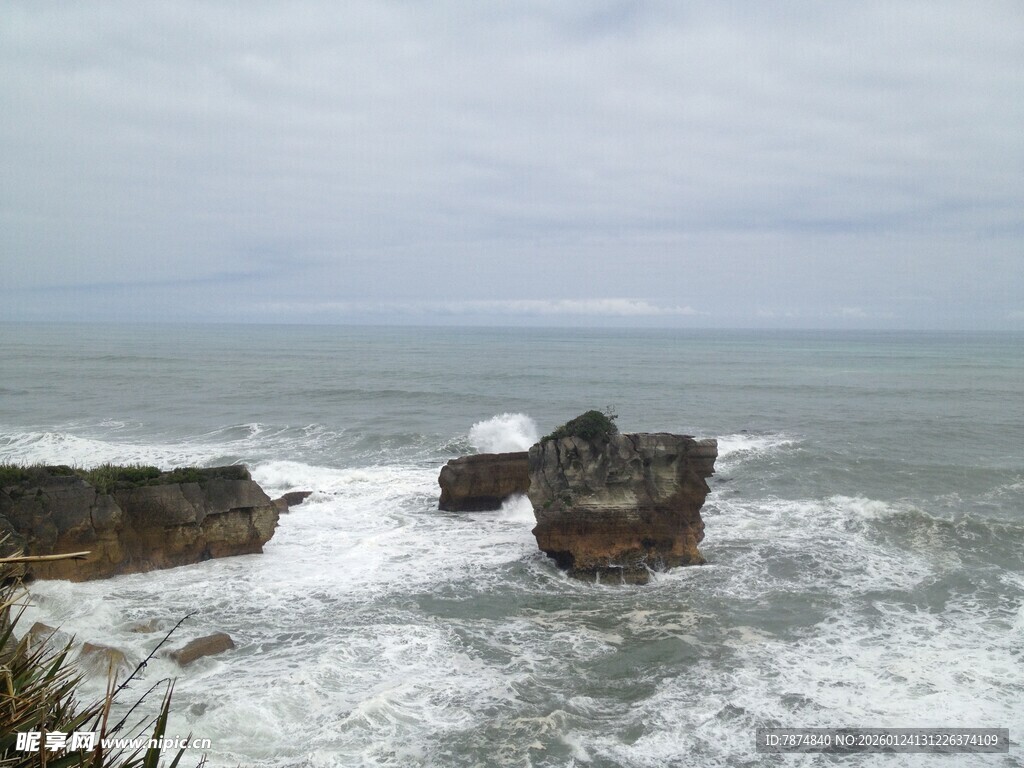 海浪拍击礁石的海岸风景