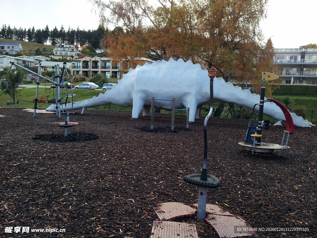 户外大型白色恐龙雕塑