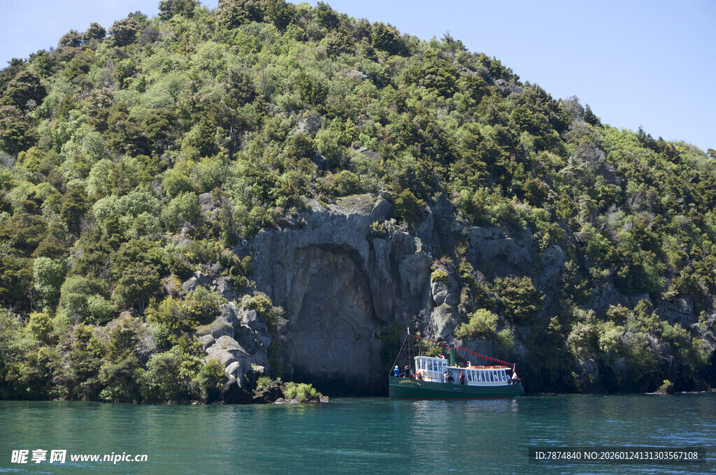 青山绿水间的游船风景