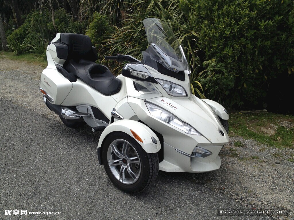 炫酷三轮摩托车停于路旁