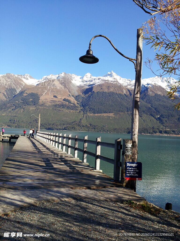 湖畔栈桥美景 远山相伴