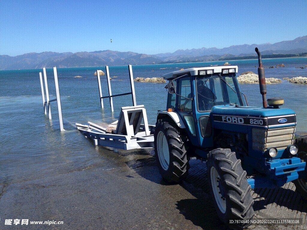 海边停靠的蓝色拖拉机