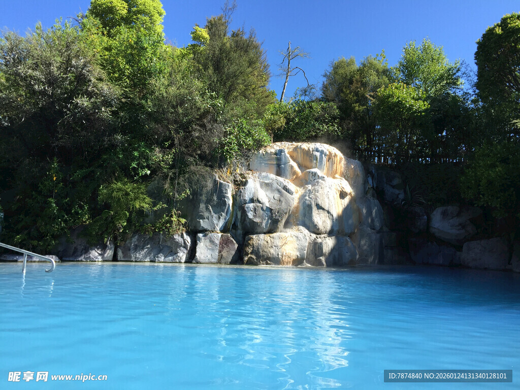 蓝池旁的岩石与葱郁绿树