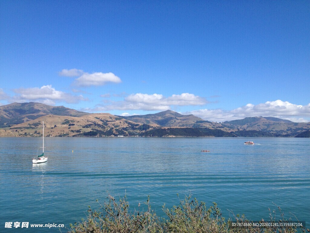 湛蓝湖水与远处山峦美景